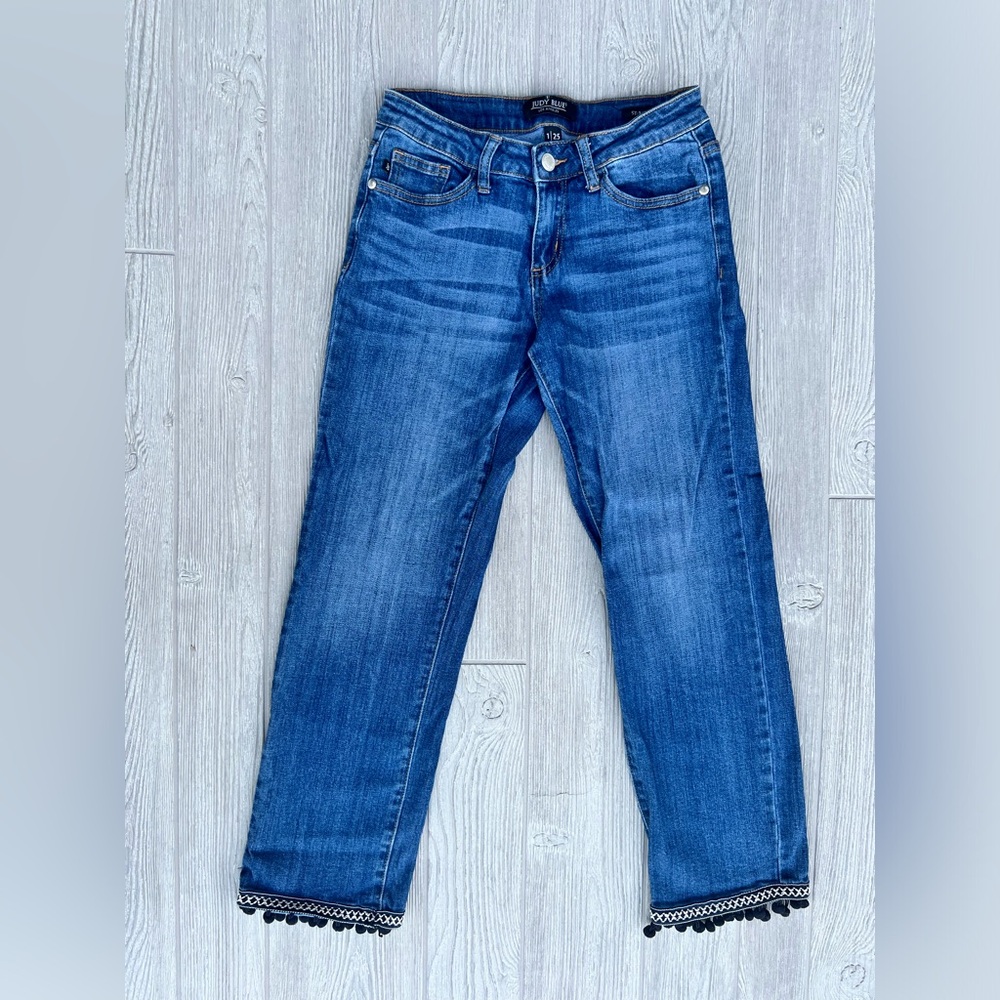 Judy Blue Cropped Straight Leg Jeans Pom Pom Trim Hem Size 1/25 Medium Wash